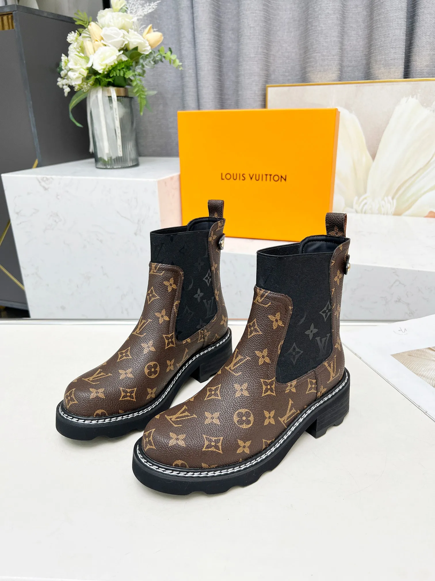 👟👟Ex-factory price 560👟👟Louis Vuitton 2024 autumn and winter high-end customization, major celebrity and Internet celebrity catwalk style, century-old classic, exquisite craftsmanship, comfortable on the feet. This LV Beaubourg ankle boot has a smooth calf leather body with handsome style and soft elements, and the Monogram patterned elastic side panel embodies the style of Chelsea boots. Paired with a thick yet lightweight micro outsole. Dazzling studs, a Louis Vuitton embossed leather label and plain stitching around the welt add to the sophisticated details. Fabric: Full-grain cowhide Lining: Cowhide Color: Black Brown Code number 35 to 40 (41 and 42 can be customized and non-returnable) Bosses are welcome to make orders
